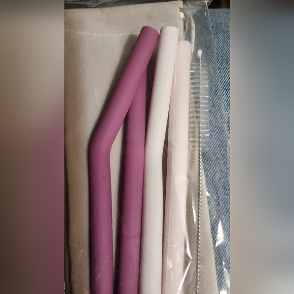 4 NEW Silicone Straws plus straw cleaning brush & soft drawstring storage bag. - Picture 2 of 7